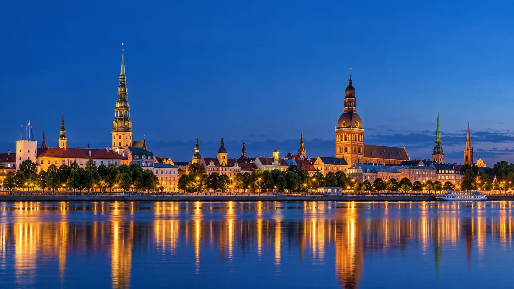Altstadt von Riga mit Petrikirche und Dom über der Daugava zur blauen Stunde